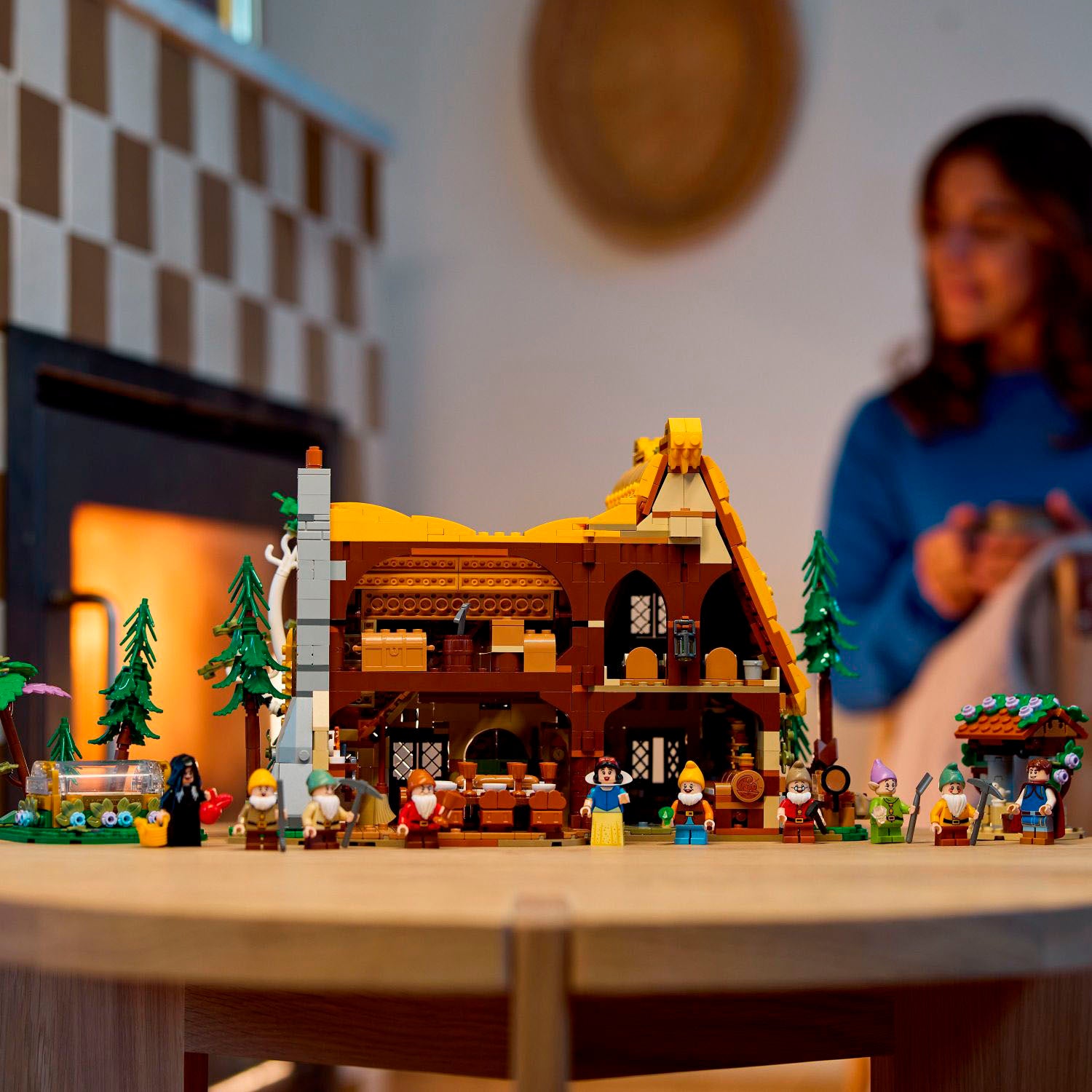 LEGO – Disney Casa de Blancanieves y los Siete Enanitos Set para Construir y Exhibir 43242