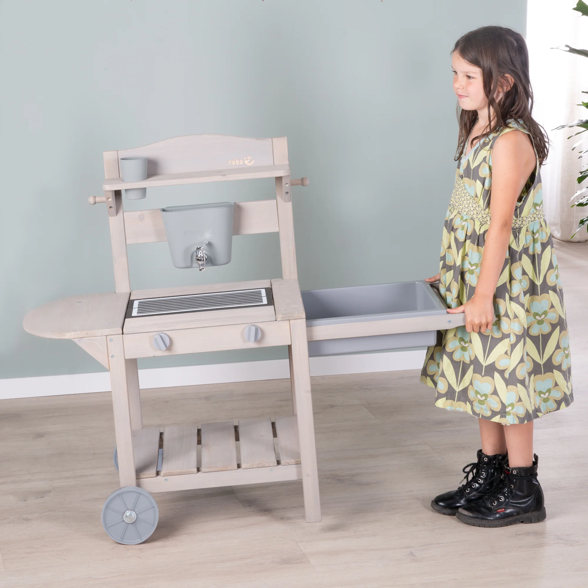 Cocina móvil de juego y barro con BBQ para niños - Madera certificada FSC - Acabado en gris grabado