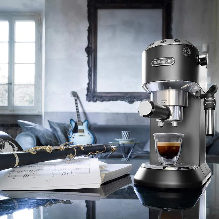 Cafetera Espresso Dedica Style EC685 Delonghi