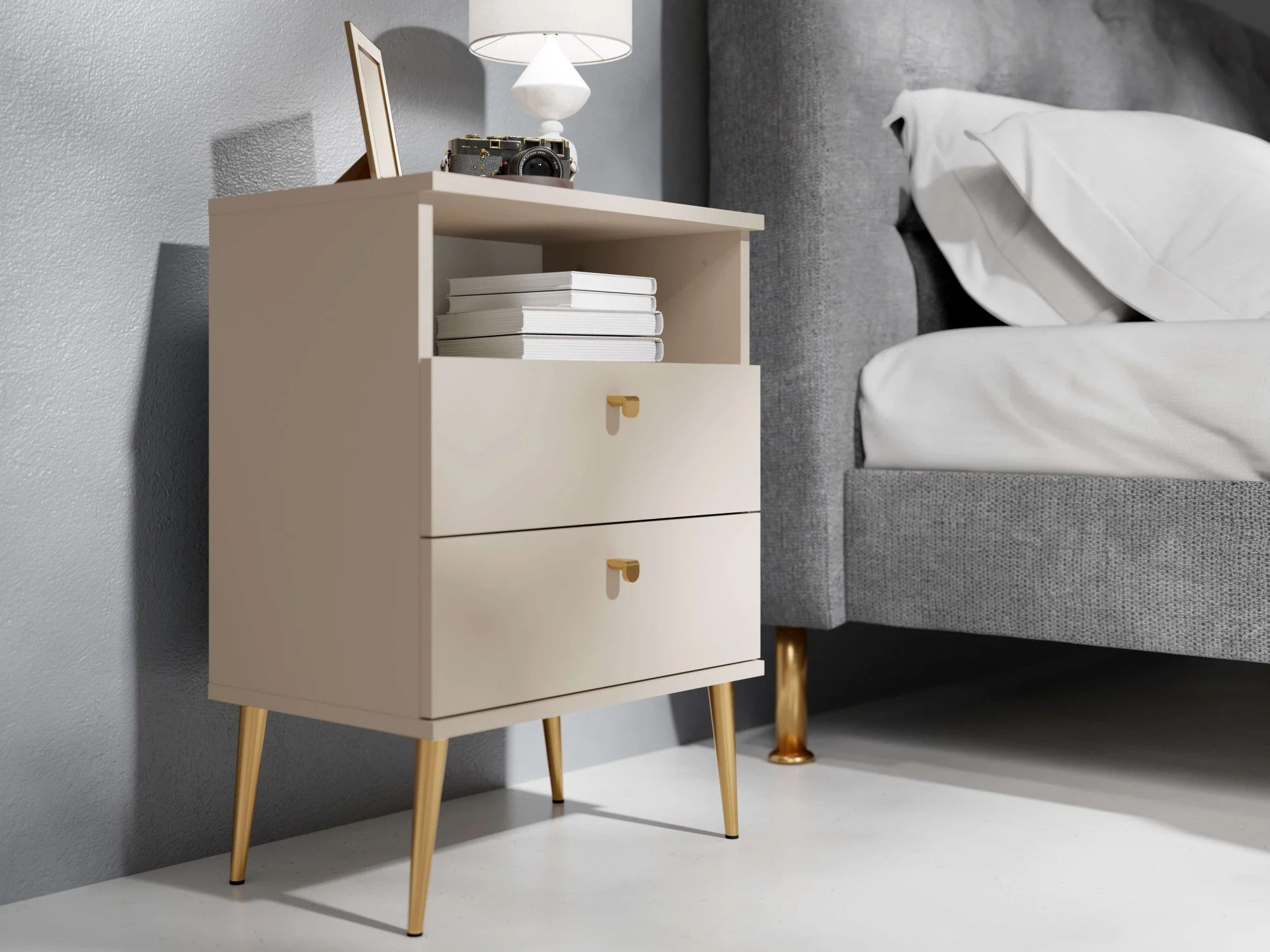 Mesita de noche Elyria con diseño elegante en beige, tiradores metálicos, 50 cm