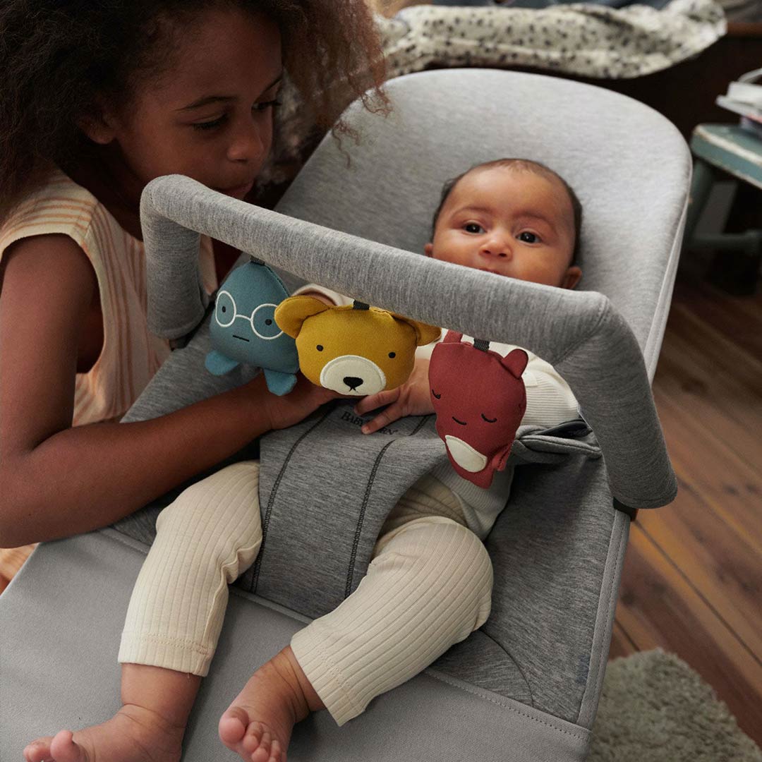 Hamaca BabyBjorn Bliss + Barra de Juguetes - Soft Friends