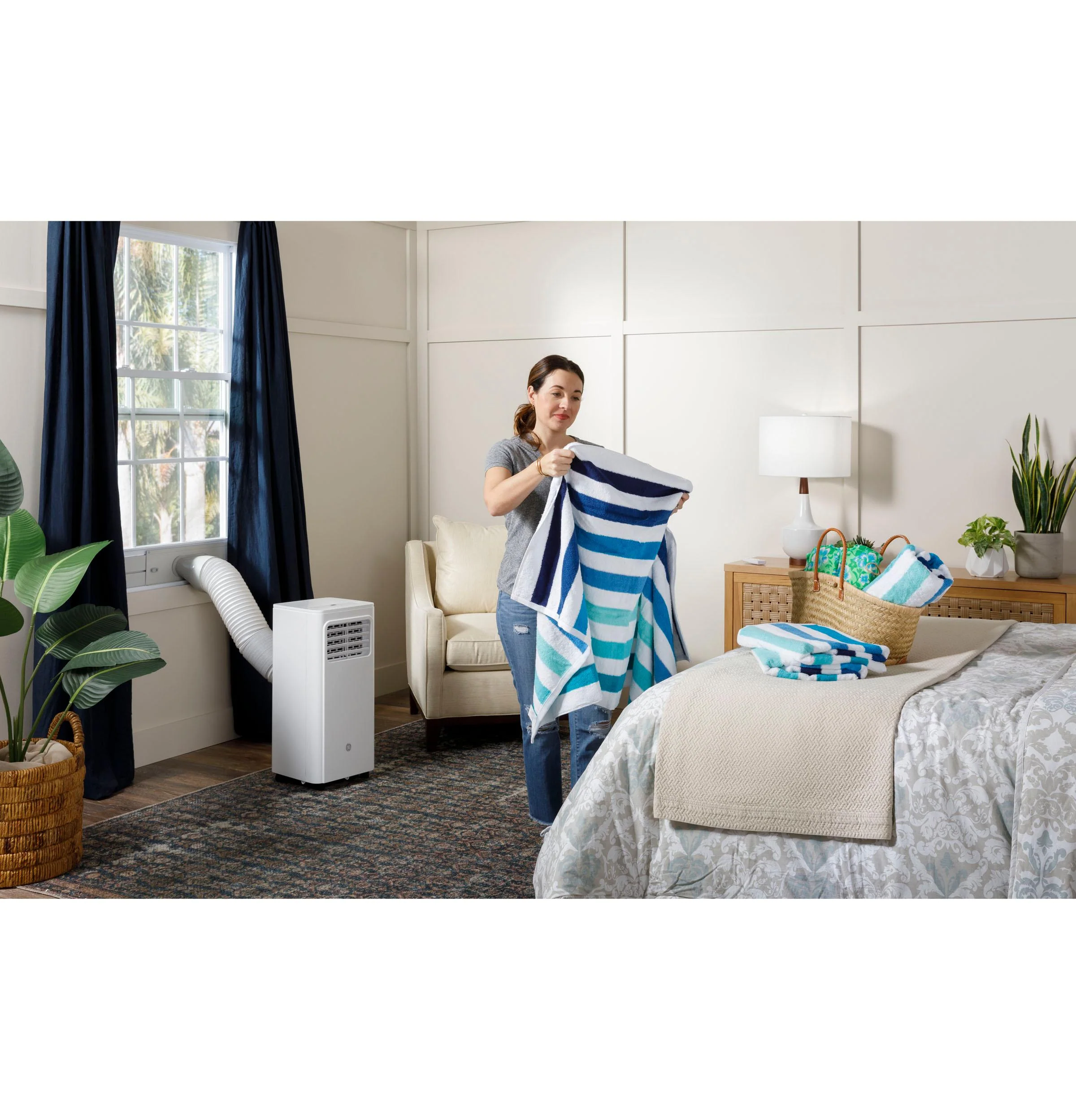 2025 GE Appliances APFD05JASW – Aire Acondicionado Portátil de 5 100 BTU con Deshumidificador y Control Remoto (Blanco)