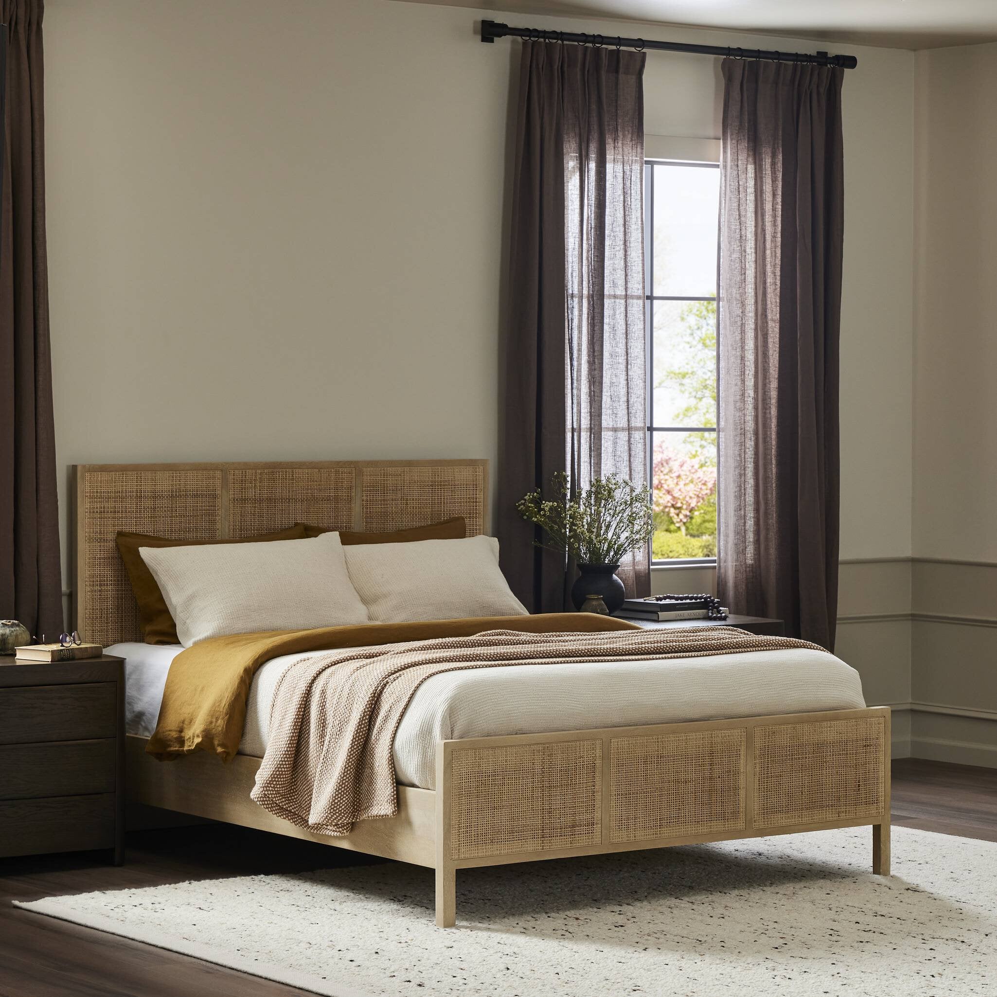 Cama Sydney de Madera de Mango Natural y Ratán Tejido – Elegancia Natural y Textura Auténtica