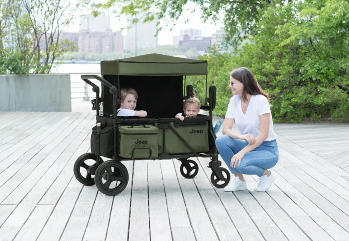 Carrito-Paseador Jeep Wrangler Deluxe – 2 Asientos con Arnés de 5 Puntos. Bolsa Térmica. Capota Anti-UV. Amplio Almacenamiento. Ruedas Todo Terreno Antipinchazos. Manillares Ajustables