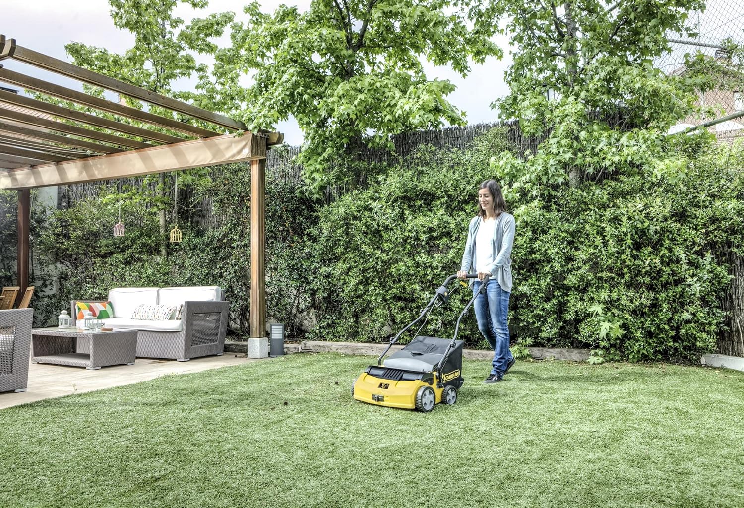 Garland Roll&Comb 502E-V19 - Peinadora/Barredora césped artificial eléctrica enchufable - 1.600 W de potencia, 15'6 kg de peso, ancho de trabajo 40 cm con altura regulable. Saco de recogida de 40 l. Apto para superficies hasta 350 m2.